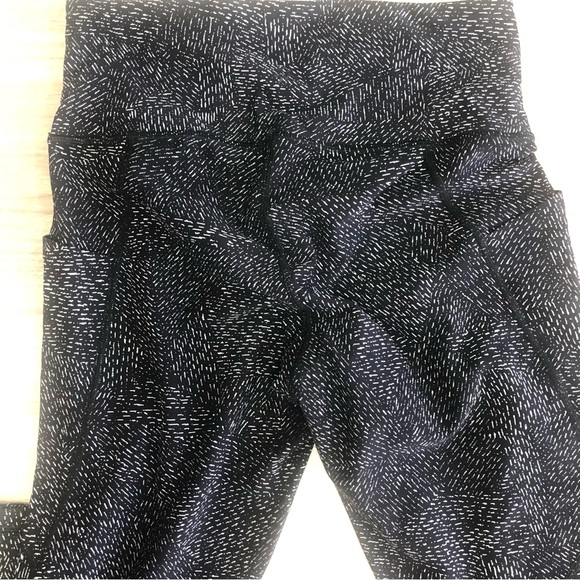 ❤️Athleta Animal Print Black White Salutation Stash Pocket Tight Leggings XS - Picture 5 of 5